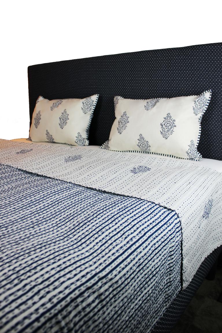 Indradanush Tagesdecke Blockprint blau weiß bestickt – Bild 3