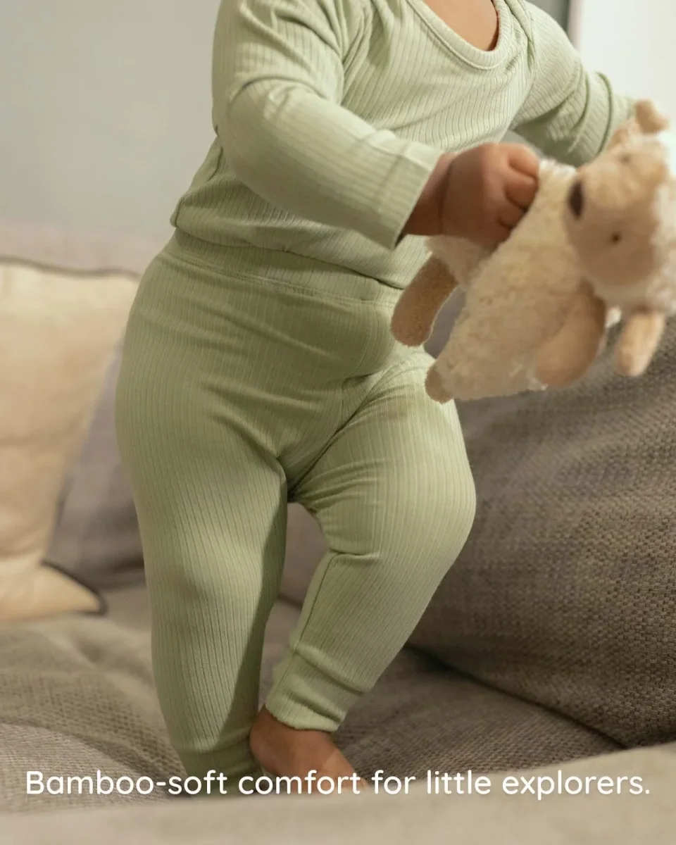 BABYGO® Salbeigrüner, langer Rippstrick-Body und Leggings – Bild 6